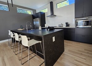 Mikrovågsugn, ugn, spishäll och diskmaskin