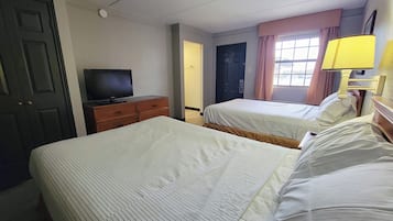 Eenvoudige kamer, 2 tweepersoonsbedden | Een bureau, gratis wifi