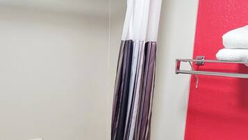 基本客房, 2 張標準雙人床 | 浴室 | 淋浴/浴缸二合一、毛巾、肥皂、洗髮精