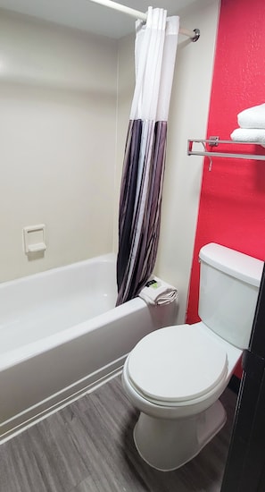 Quarto básico, 2 camas de casal | Banheiro | Chuveiro/banheira combinados, toalhas de banho, sabonete, shampoo
