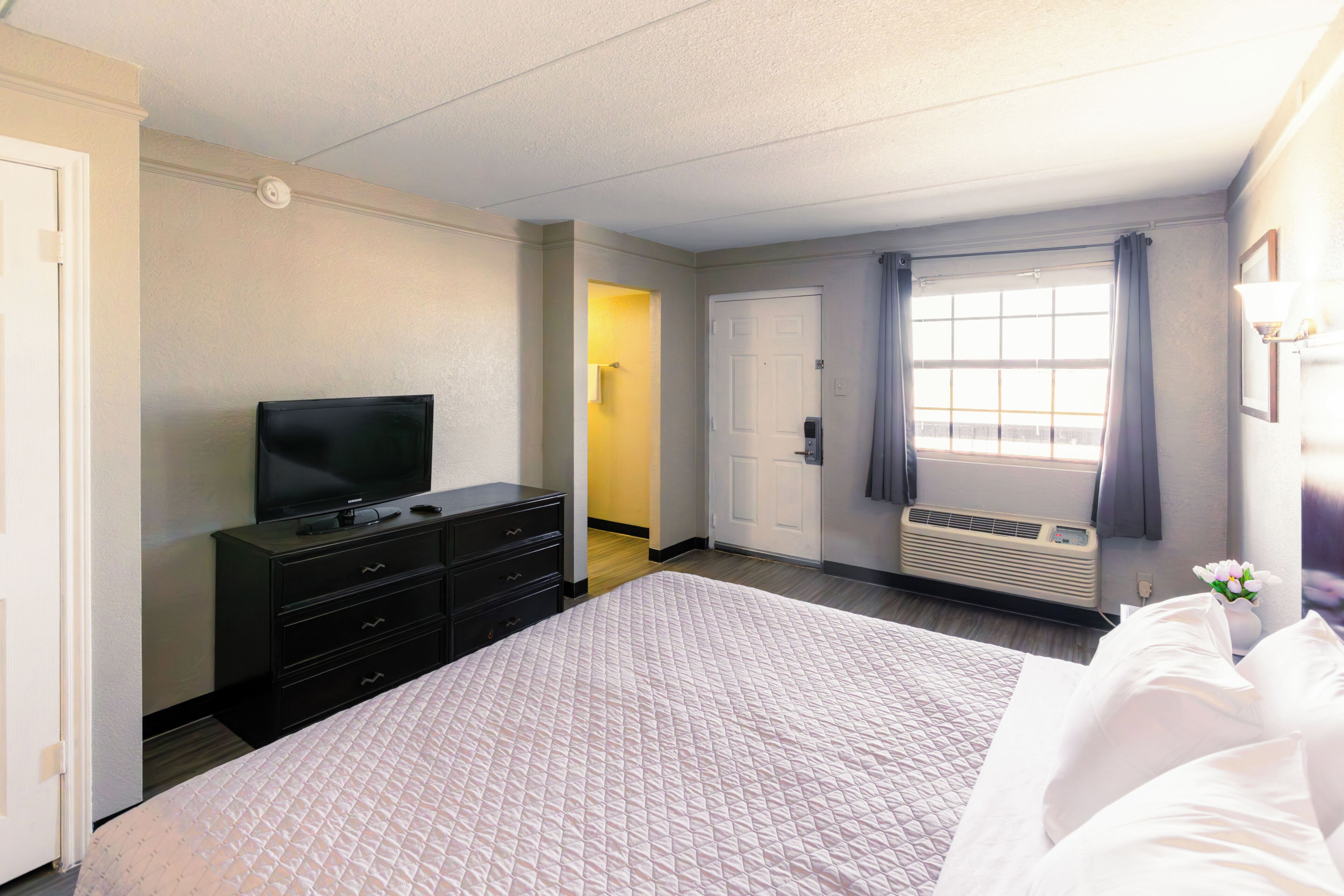 Basic Room, 1 King Bed | Desk, free WiFi