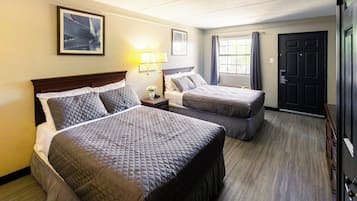 Habitación básica, 2 camas matrimoniales | Escritorio y wifi gratis
