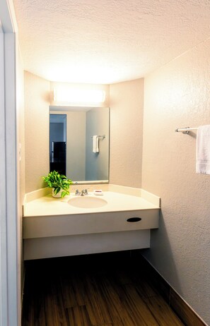 Combined shower/bathtub, towels, soap, shampoo