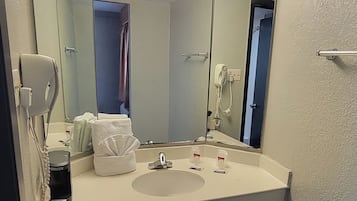 Eenvoudige kamer, 2 tweepersoonsbedden | Een bureau, gratis wifi
