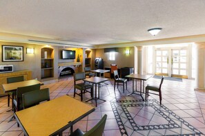 Lobby sitting area - Home Suites Culebra (San Antonio)