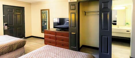 Basic Room, 2 Double Beds | Desk, free WiFi