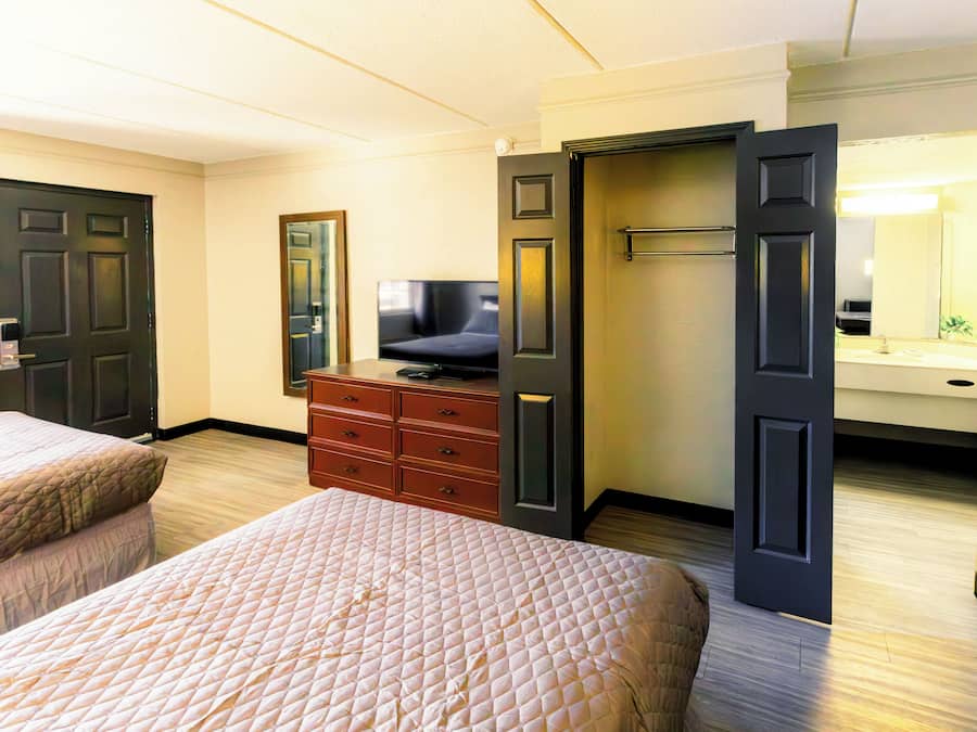 Quarto básico, 2 camas de casal | Escrivaninha, Wi-Fi de cortesia