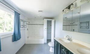 Doccia, asciugamani, sapone, carta igienica