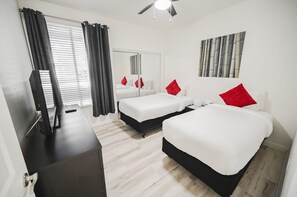 Skrivebord, strykejern/-brett, wi-fi og sengetøy