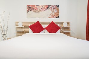 Desk, iron/ironing board, WiFi, bed sheets