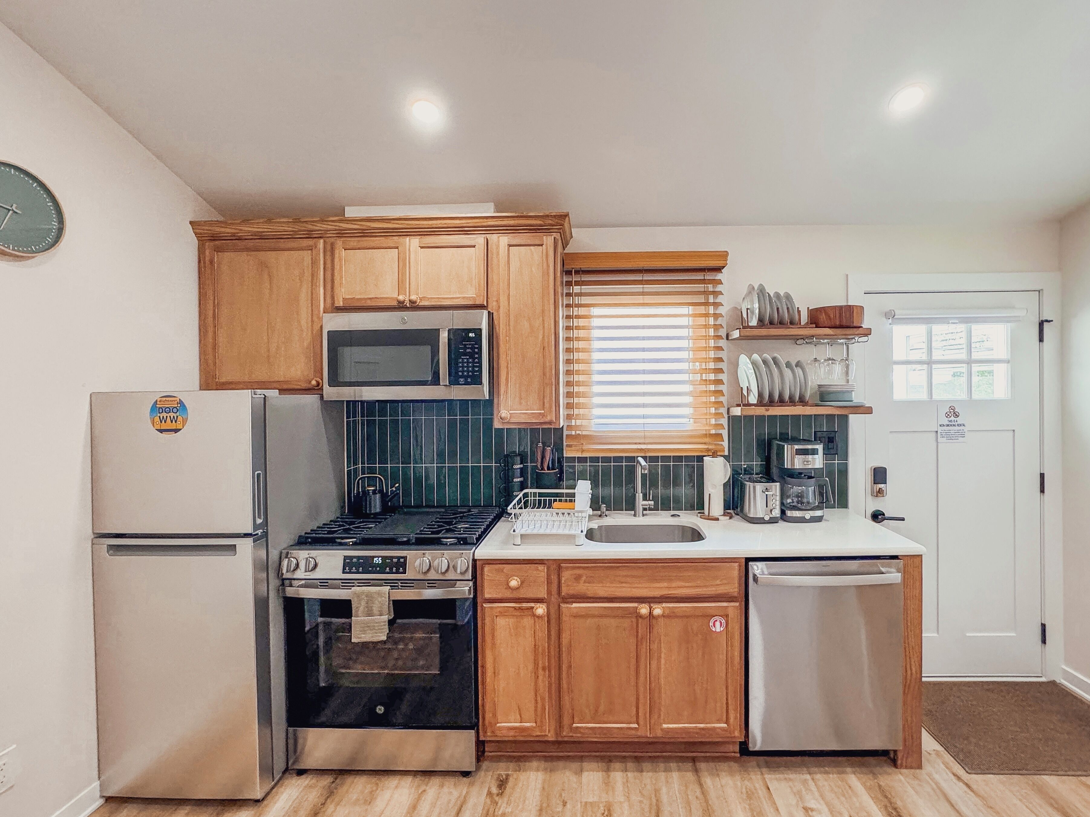 Coffee/tea maker, fridge, microwave, oven