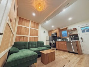 Mikrobølgeovn, ovn, kokeplater og oppvaskmaskin