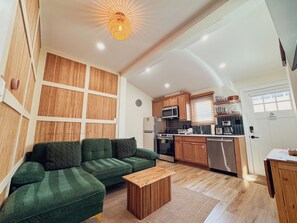 Cafeteira/chaleira, geladeira, micro-ondas, fogão