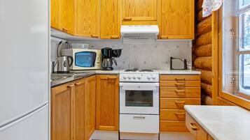 Réfrigérateur, micro-ondes, batterie de cuisine, vaisselle et ustensiles