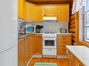 Réfrigérateur, micro-ondes, batterie de cuisine, vaisselle et ustensiles