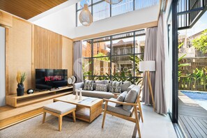 Flat-screen TV - Aluna Villa by Kozystay (Canggu)