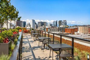 Outdoor dining - Blueground | Capitol Hill, AC, nr parks (Seattle)