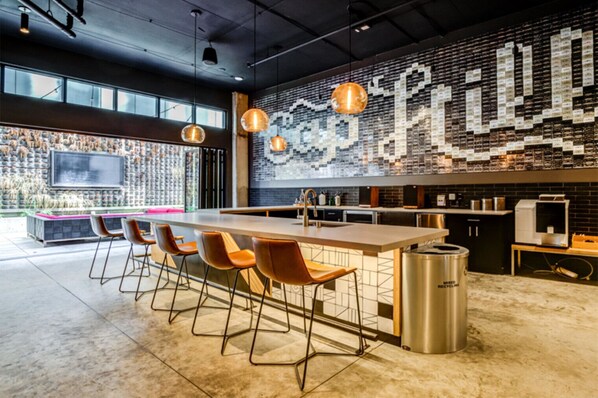 Fridge, microwave, oven, stovetop - Blueground | Capitol Hill, AC, nr parks (Seattle)