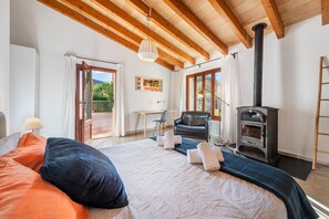 4 chambres, coffres-forts dans les chambres, fer et planche à repasser