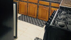 ثلاجة، ميكروويف، فرن، موقد طهي مسطح