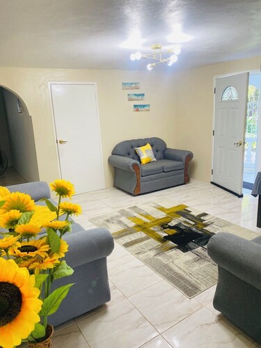 Aristo Oasis, come and unwind in paradise. Santa Cruz Jamaica. 5 mins to Town