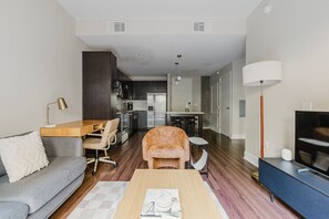 Een televisie en een stereo