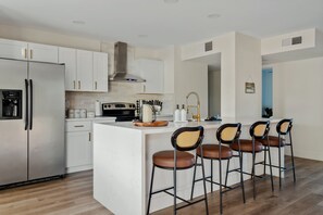 Kühlschrank, Mikrowelle, Ofen, Herdplatte