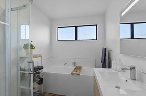 Dusche, Haartrockner, Handtücher, Seife