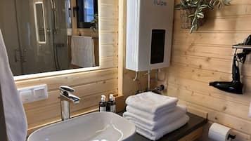 Dusch, hårtork och handdukar