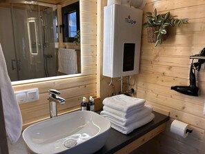 Regadera, secadora de cabello, toallas 