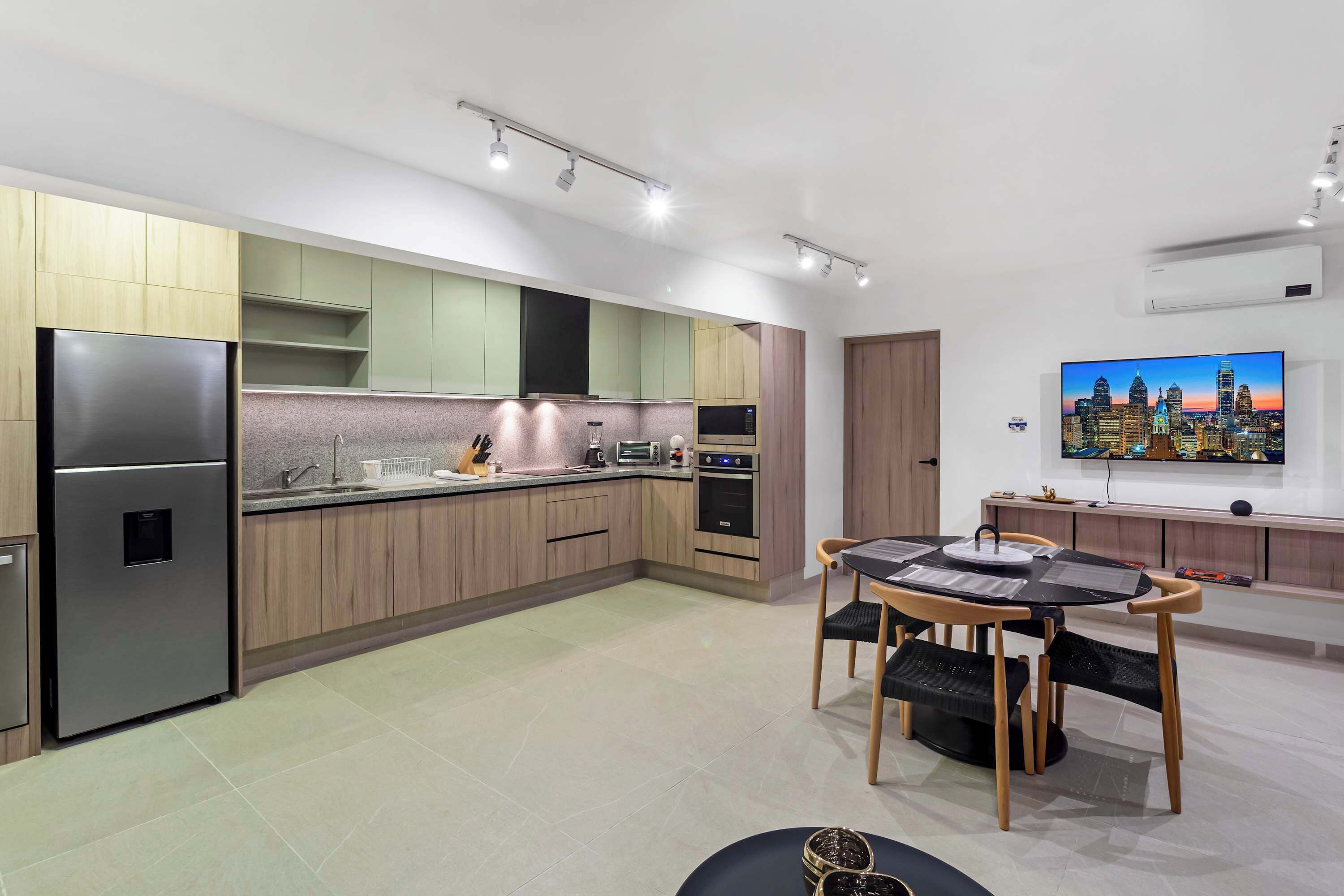 Coffee/tea maker, fridge, microwave, oven