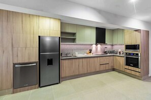 Kühlschrank, Mikrowelle, Ofen, Herdplatte