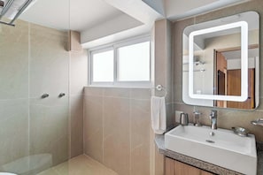 Dusche, Haartrockner, Handtücher