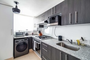 Kühlschrank, Mikrowelle, Ofen, Herdplatte