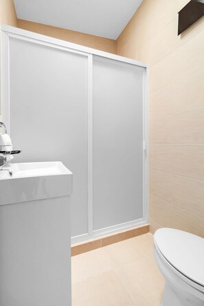 Een douche, een haardroger, handdoeken