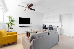 Een televisie en een kantoor