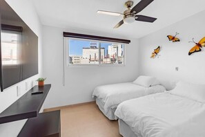 2 slaapkamers, een bureau, een strijkplank/strijkijzer, wifi