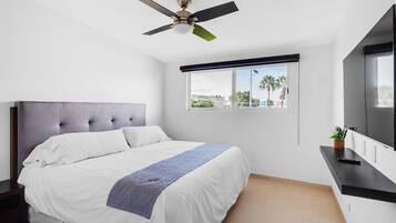 2 Schlafzimmer, Schreibtisch, Bügeleisen/Bügelbrett, WLAN