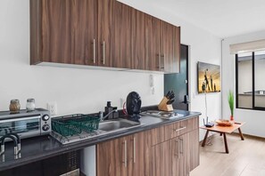 Kühlschrank, Mikrowelle, Herdplatte, Wasserkocher mit Kaffee-/Teezubehör