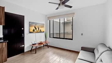 Een televisie en een kantoor