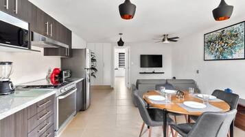 Frigorífico, microondas, horno y placa de cocina