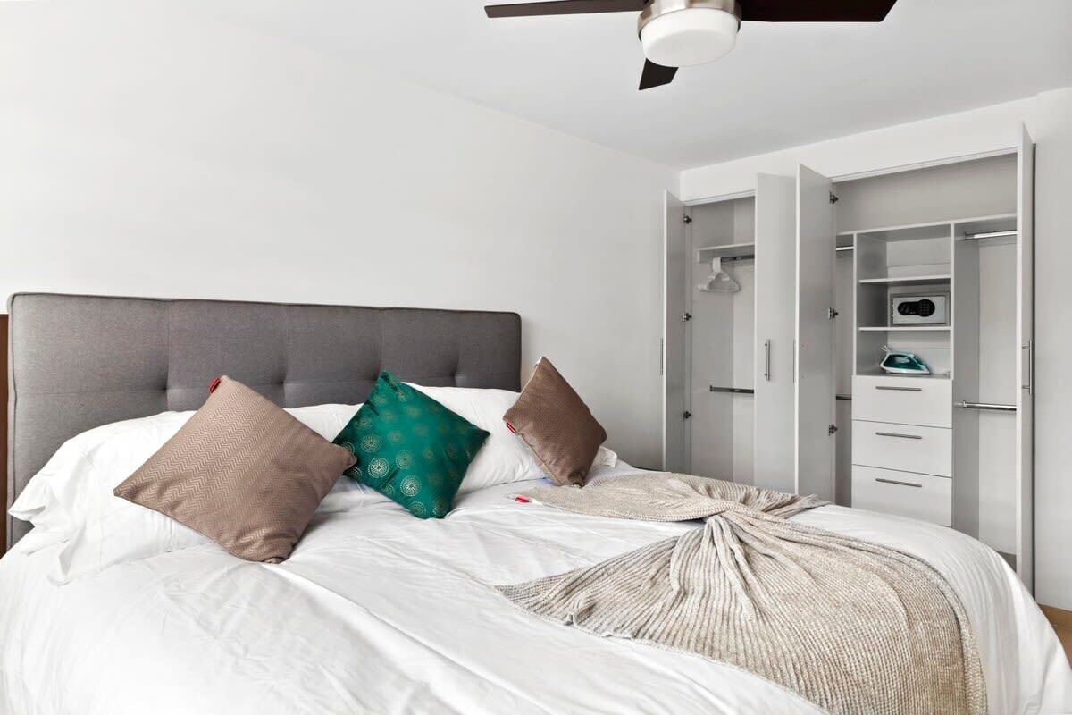 1 dormitorio, escritorio, tabla de planchar con plancha y wifi