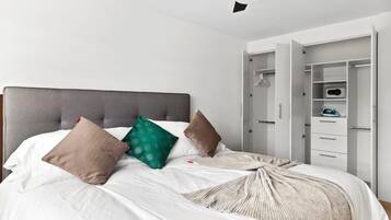 1 dormitorio, escritorio, tabla de planchar con plancha y wifi