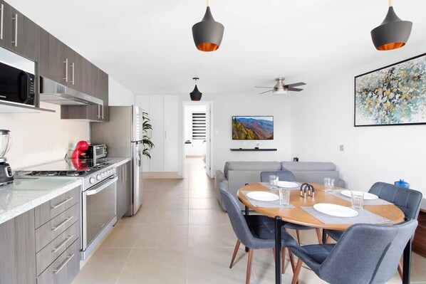 Fridge, microwave, oven, stovetop - MS  Iluminada Suite Ubicadisima (Santiago de Querétaro)