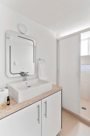 Shower, towels - MS  Iluminada Suite Ubicadisima (Santiago de Querétaro)