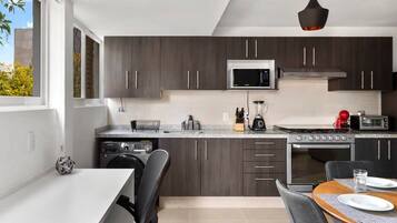 Frigorífico, microondas, horno y placa de cocina