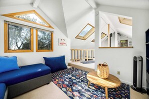 Interior - Relaxing Getaway Overlooking Schwan Lagoon (Santa Cruz)