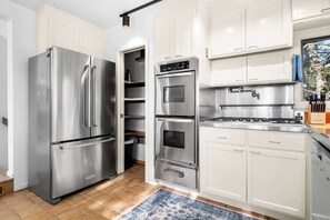 Coffee/tea maker, fridge, microwave, oven - Relaxing Getaway Overlooking Schwan Lagoon (Santa Cruz)