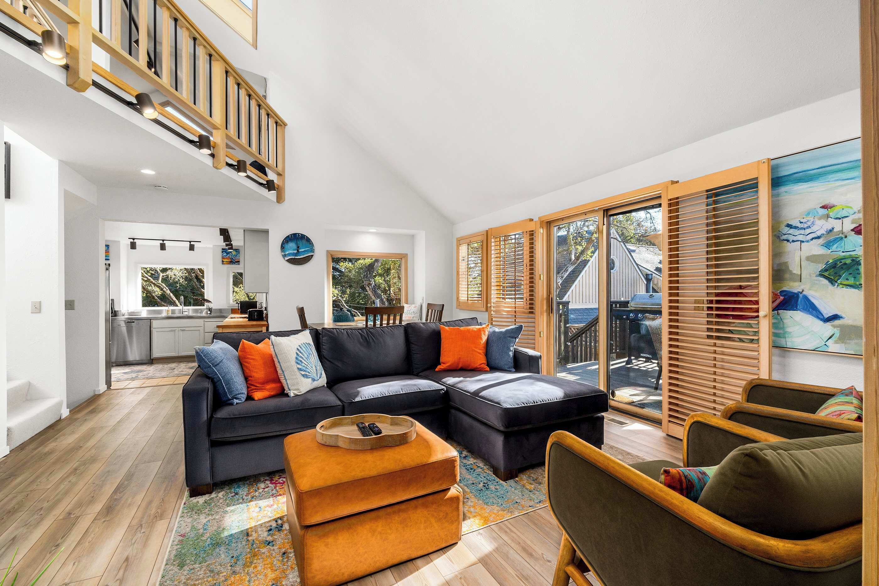 Amplia sala de estar con sofá modular, una mesita de centro y vista a la terraza exterior.