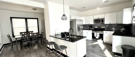 Frigorífic, microones, forn i placa de cuina